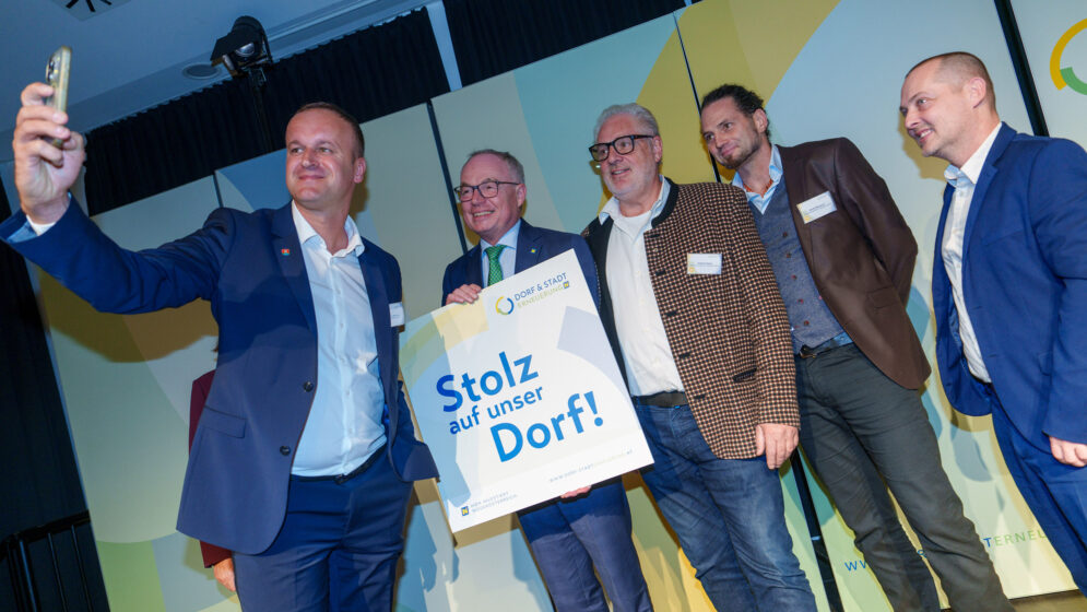 Die "Stolz auf unser Dorf"-Plaketten wurden von LH-Stv. Stephan Pernkopf und Obfrau des Vereins der NÖ Dorf- und Stadterneuerung Maria Forstner übergeben.