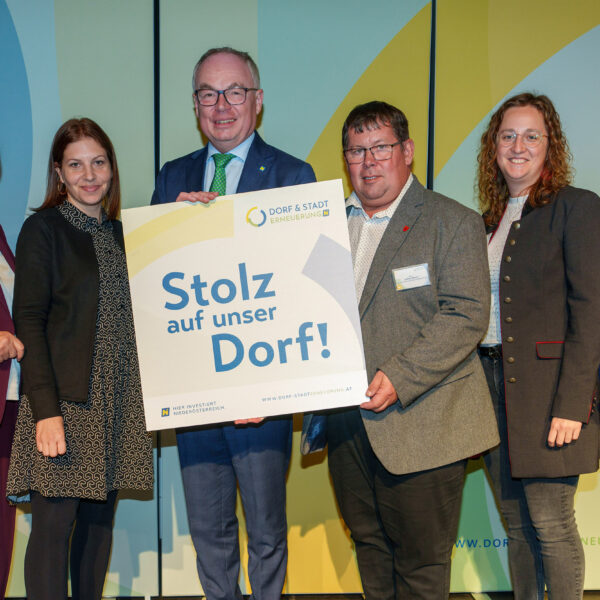 Die "Stolz auf unser Dorf"-Plaketten wurden von LH-Stv. Stephan Pernkopf und Obfrau des Vereins der NÖ Dorf- und Stadterneuerung Maria Forstner übergeben.