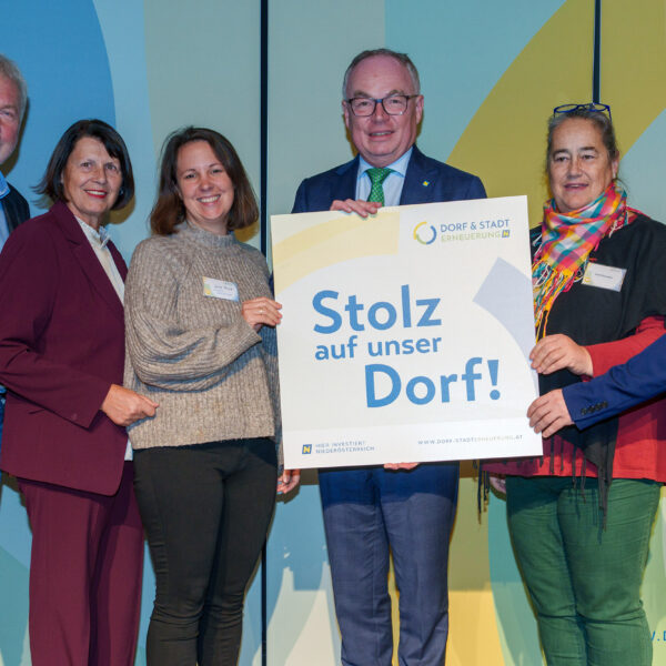 Die "Stolz auf unser Dorf"-Plaketten wurden von LH-Stv. Stephan Pernkopf und Obfrau des Vereins der NÖ Dorf- und Stadterneuerung Maria Forstner übergeben.