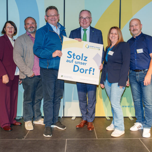Die "Stolz auf unser Dorf"-Plaketten wurden von LH-Stv. Stephan Pernkopf und Obfrau des Vereins der NÖ Dorf- und Stadterneuerung Maria Forstner übergeben.