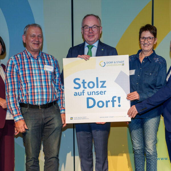 Die "Stolz auf unser Dorf"-Plaketten wurden von LH-Stv. Stephan Pernkopf und Obfrau des Vereins der NÖ Dorf- und Stadterneuerung Maria Forstner übergeben.