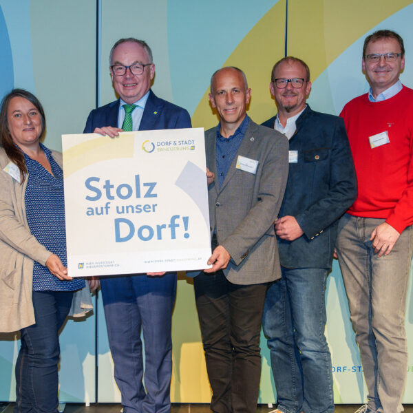 Die "Stolz auf unser Dorf"-Plaketten wurden von LH-Stv. Stephan Pernkopf und Obfrau des Vereins der NÖ Dorf- und Stadterneuerung Maria Forstner übergeben.