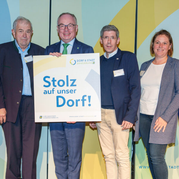 Die "Stolz auf unser Dorf"-Plaketten wurden von LH-Stv. Stephan Pernkopf und Obfrau des Vereins der NÖ Dorf- und Stadterneuerung Maria Forstner übergeben.