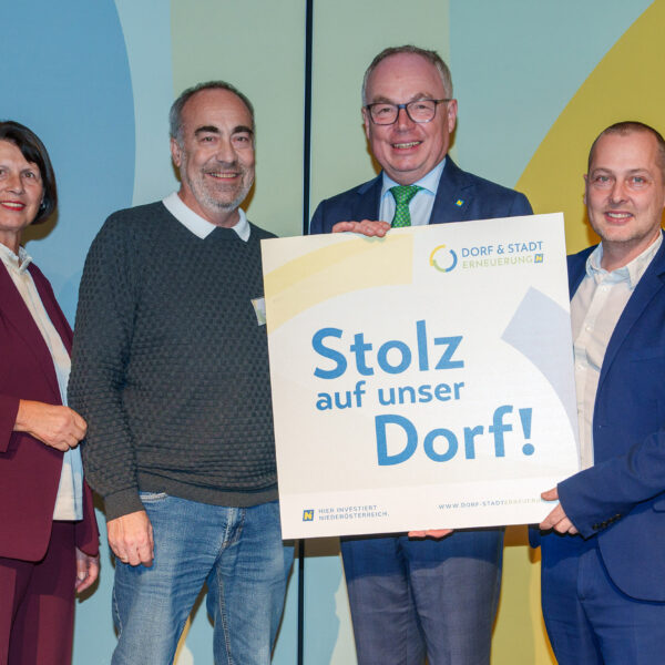 Die "Stolz auf unser Dorf"-Plaketten wurden von LH-Stv. Stephan Pernkopf und Obfrau des Vereins der NÖ Dorf- und Stadterneuerung Maria Forstner übergeben.