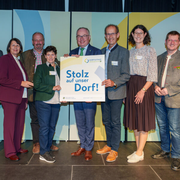 Die "Stolz auf unser Dorf"-Plaketten wurden von LH-Stv. Stephan Pernkopf und Obfrau des Vereins der NÖ Dorf- und Stadterneuerung Maria Forstner übergeben.