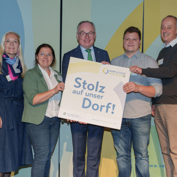 Die "Stolz auf unser Dorf"-Plaketten wurden von LH-Stv. Stephan Pernkopf und Obfrau des Vereins der NÖ Dorf- und Stadterneuerung Maria Forstner übergeben.