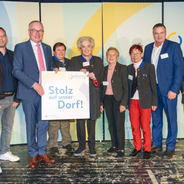 LH-Stellvertreter Stephan Pernkopf überreichte den Vertretern der Industrieviertler Dorferneuerungsvereine in Lichtenwörth die "Stolz auf unser Dorf"-Plaketten.