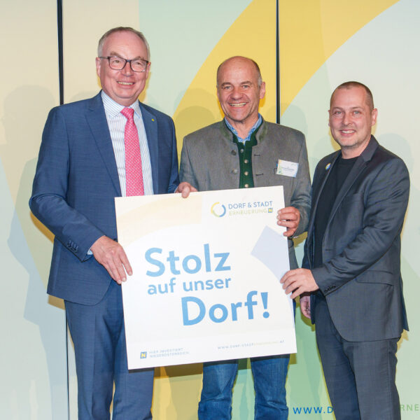 LH-Stellvertreter Stephan Pernkopf überreichte den Vertretern der Industrieviertler Dorferneuerungsvereine in Lichtenwörth die "Stolz auf unser Dorf"-Plaketten.