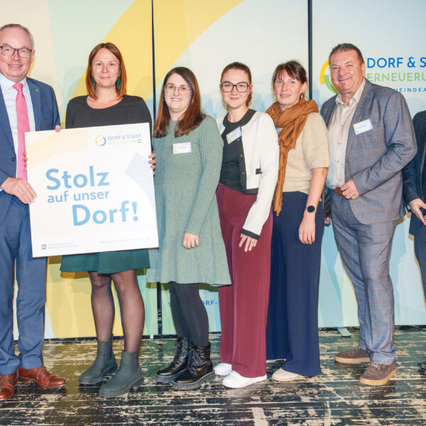 LH-Stellvertreter Stephan Pernkopf überreichte den Vertretern der Industrieviertler Dorferneuerungsvereine in Lichtenwörth die "Stolz auf unser Dorf"-Plaketten.