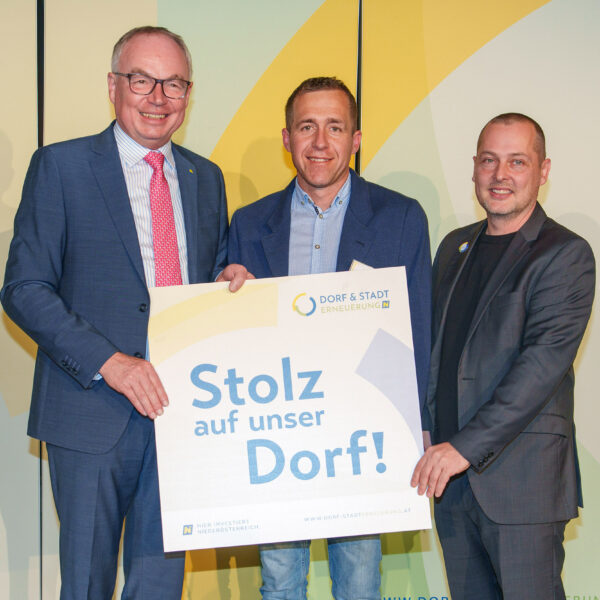 LH-Stellvertreter Stephan Pernkopf überreichte den Vertretern der Industrieviertler Dorferneuerungsvereine in Lichtenwörth die "Stolz auf unser Dorf"-Plaketten.