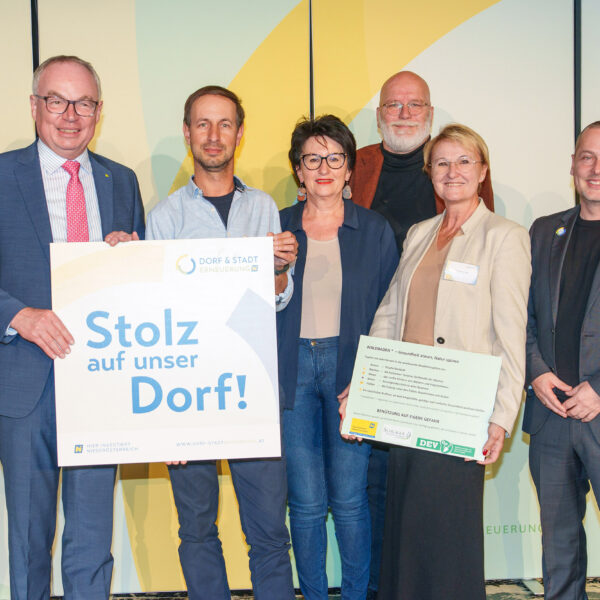 LH-Stellvertreter Stephan Pernkopf überreichte den Vertretern der Industrieviertler Dorferneuerungsvereine in Lichtenwörth die "Stolz auf unser Dorf"-Plaketten.
