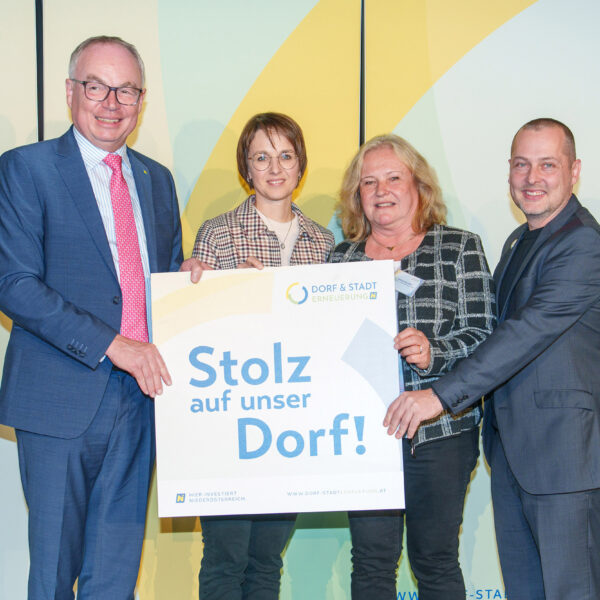 LH-Stellvertreter Stephan Pernkopf überreichte den Vertretern der Industrieviertler Dorferneuerungsvereine in Lichtenwörth die "Stolz auf unser Dorf"-Plaketten.