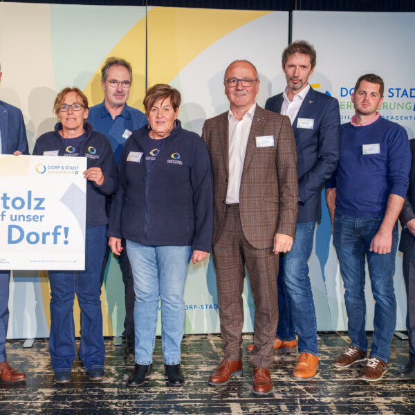 LH-Stellvertreter Stephan Pernkopf überreichte den Vertretern der Industrieviertler Dorferneuerungsvereine in Lichtenwörth die "Stolz auf unser Dorf"-Plaketten.