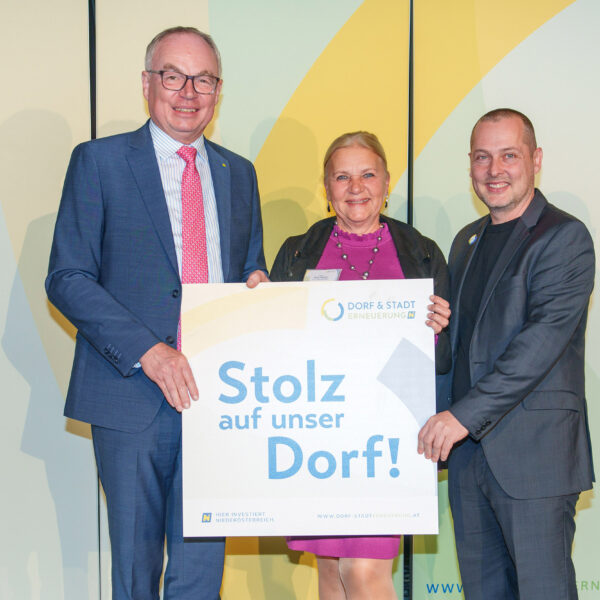 LH-Stellvertreter Stephan Pernkopf überreichte den Vertretern der Industrieviertler Dorferneuerungsvereine in Lichtenwörth die "Stolz auf unser Dorf"-Plaketten.