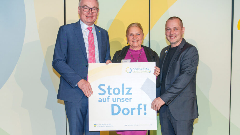 LH-Stellvertreter Stephan Pernkopf überreichte den Vertretern der Industrieviertler Dorferneuerungsvereine in Lichtenwörth die "Stolz auf unser Dorf"-Plaketten.