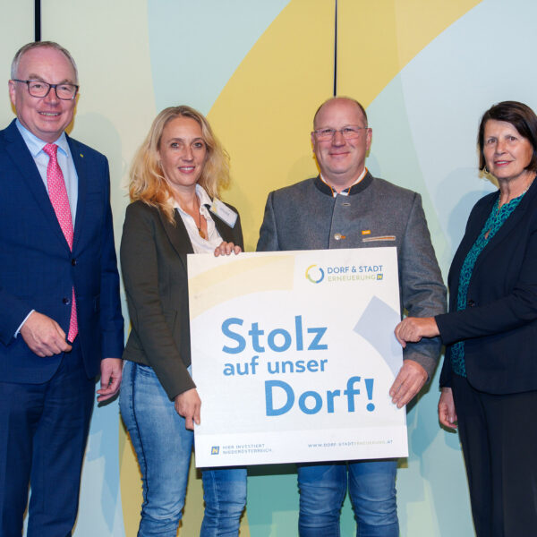 Zahlreiche Weinviertler Gemeinden haben 2025 eine Förderzusage für ihr "Stolz auf unser Dorf"-Projekt erhalten. Die Plaketten dazu wurden von LH-Stv. Stephan Pernkopf und Obfrau Maria Forstner übergeben.