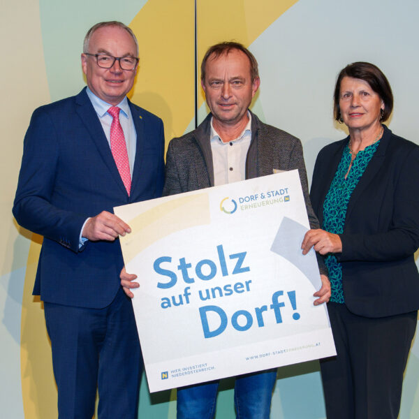 Zahlreiche Weinviertler Gemeinden haben 2025 eine Förderzusage für ihr "Stolz auf unser Dorf"-Projekt erhalten. Die Plaketten dazu wurden von LH-Stv. Stephan Pernkopf und Obfrau Maria Forstner übergeben.