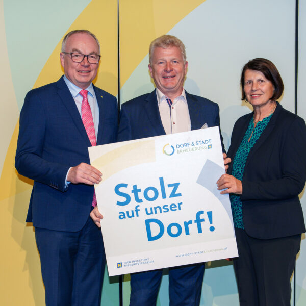 Zahlreiche Weinviertler Gemeinden haben 2025 eine Förderzusage für ihr "Stolz auf unser Dorf"-Projekt erhalten. Die Plaketten dazu wurden von LH-Stv. Stephan Pernkopf und Obfrau Maria Forstner übergeben.