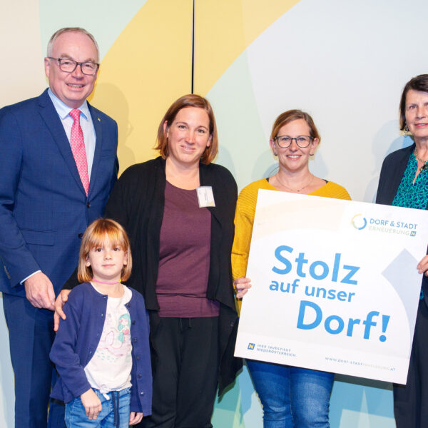 Zahlreiche Weinviertler Gemeinden haben 2025 eine Förderzusage für ihr "Stolz auf unser Dorf"-Projekt erhalten. Die Plaketten dazu wurden von LH-Stv. Stephan Pernkopf und Obfrau Maria Forstner übergeben.