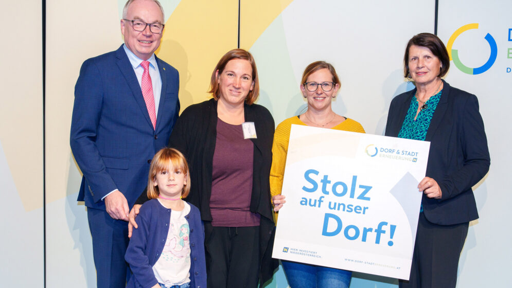 Zahlreiche Weinviertler Gemeinden haben 2025 eine Förderzusage für ihr "Stolz auf unser Dorf"-Projekt erhalten. Die Plaketten dazu wurden von LH-Stv. Stephan Pernkopf und Obfrau Maria Forstner übergeben.