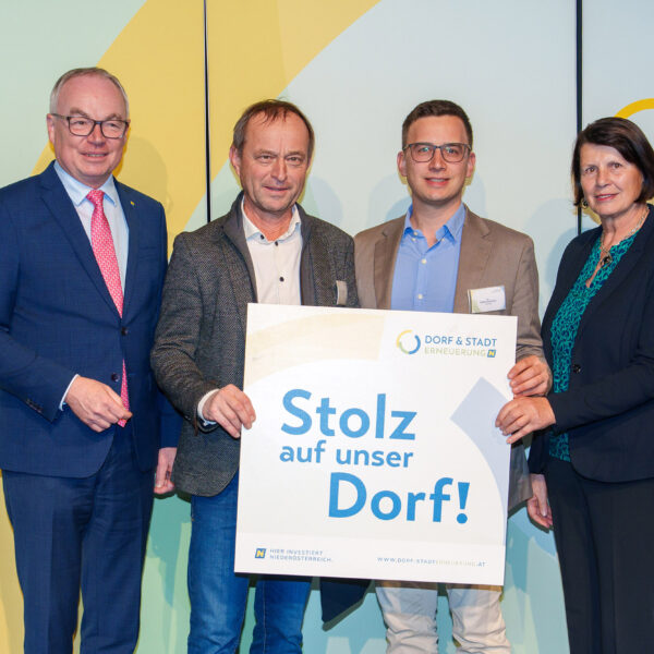 Zahlreiche Weinviertler Gemeinden haben 2025 eine Förderzusage für ihr "Stolz auf unser Dorf"-Projekt erhalten. Die Plaketten dazu wurden von LH-Stv. Stephan Pernkopf und Obfrau Maria Forstner übergeben.