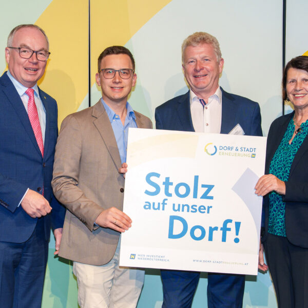 Zahlreiche Weinviertler Gemeinden haben 2025 eine Förderzusage für ihr "Stolz auf unser Dorf"-Projekt erhalten. Die Plaketten dazu wurden von LH-Stv. Stephan Pernkopf und Obfrau Maria Forstner übergeben.