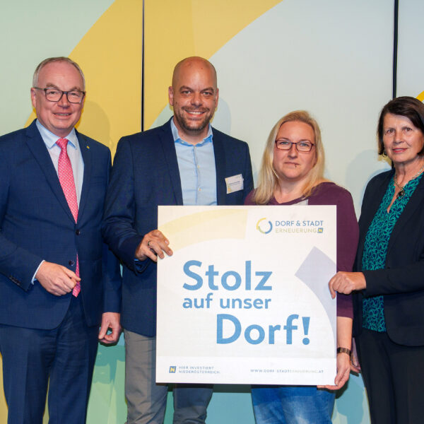 Zahlreiche Weinviertler Gemeinden haben 2025 eine Förderzusage für ihr "Stolz auf unser Dorf"-Projekt erhalten. Die Plaketten dazu wurden von LH-Stv. Stephan Pernkopf und Obfrau Maria Forstner übergeben.