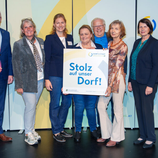 Zahlreiche Weinviertler Gemeinden haben 2025 eine Förderzusage für ihr "Stolz auf unser Dorf"-Projekt erhalten. Die Plaketten dazu wurden von LH-Stv. Stephan Pernkopf und Obfrau Maria Forstner übergeben.