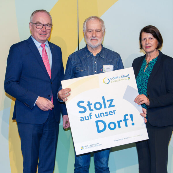 Zahlreiche Weinviertler Gemeinden haben 2025 eine Förderzusage für ihr "Stolz auf unser Dorf"-Projekt erhalten. Die Plaketten dazu wurden von LH-Stv. Stephan Pernkopf und Obfrau Maria Forstner übergeben.