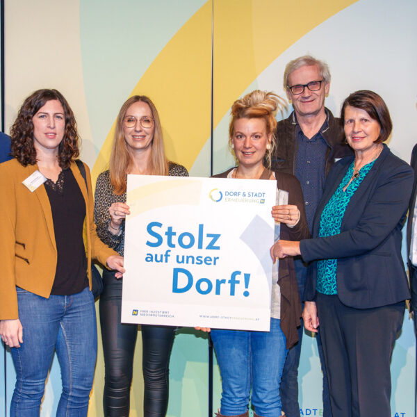 Zahlreiche Weinviertler Gemeinden haben 2025 eine Förderzusage für ihr "Stolz auf unser Dorf"-Projekt erhalten. Die Plaketten dazu wurden von LH-Stv. Stephan Pernkopf und Obfrau Maria Forstner übergeben.