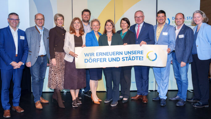 Aktuelle Themen der Dorf- & Stadterneuerung wurden von zahlreichen interessierten Gästen mit LH-Stv. Stephan Pernkopf und vielen weiteren hochkarätigen Expertinnen und Experten diskutiert.