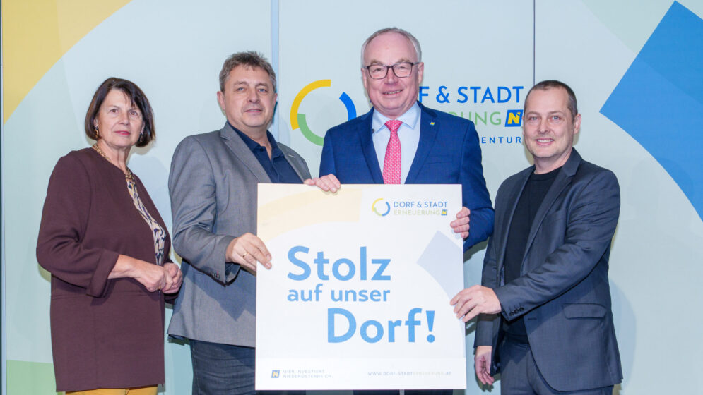 Die Vielfalt der Projekte, die Rahmen der Förderaktion "Stolz auf unser Dorf2 im Waldviertel umgesetzt wurde, zeigte sich in der großen Zahl an Vereinen, die ihre Plakette in Empfang nehmen durften.