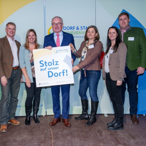 Die Vielfalt der Projekte, die Rahmen der Förderaktion "Stolz auf unser Dorf2 im Waldviertel umgesetzt wurde, zeigte sich in der großen Zahl an Vereinen, die ihre Plakette in Empfang nehmen durften.