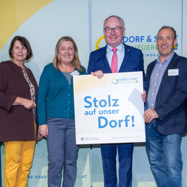 Die Vielfalt der Projekte, die Rahmen der Förderaktion "Stolz auf unser Dorf2 im Waldviertel umgesetzt wurde, zeigte sich in der großen Zahl an Vereinen, die ihre Plakette in Empfang nehmen durften.