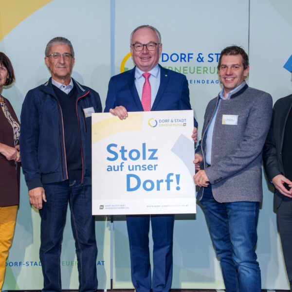 Die Vielfalt der Projekte, die Rahmen der Förderaktion "Stolz auf unser Dorf2 im Waldviertel umgesetzt wurde, zeigte sich in der großen Zahl an Vereinen, die ihre Plakette in Empfang nehmen durften.