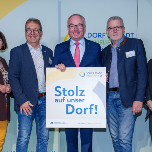 Die Vielfalt der Projekte, die Rahmen der Förderaktion "Stolz auf unser Dorf" im Waldviertel umgesetzt wurde, zeigte sich in der großen Zahl an Vereinen, die ihre Plakette in Empfang nehmen durften.