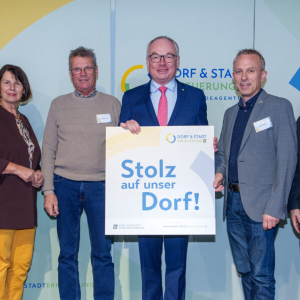 Die Vielfalt der Projekte, die Rahmen der Förderaktion "Stolz auf unser Dorf2 im Waldviertel umgesetzt wurde, zeigte sich in der großen Zahl an Vereinen, die ihre Plakette in Empfang nehmen durften.