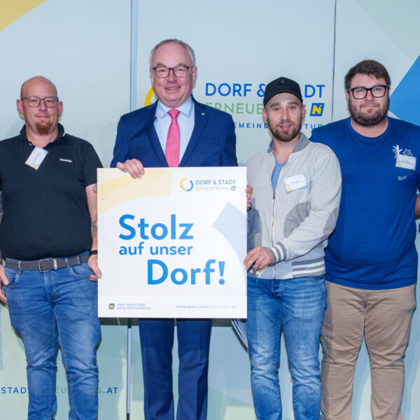 Die Vielfalt der Projekte, die Rahmen der Förderaktion "Stolz auf unser Dorf2 im Waldviertel umgesetzt wurde, zeigte sich in der großen Zahl an Vereinen, die ihre Plakette in Empfang nehmen durften.