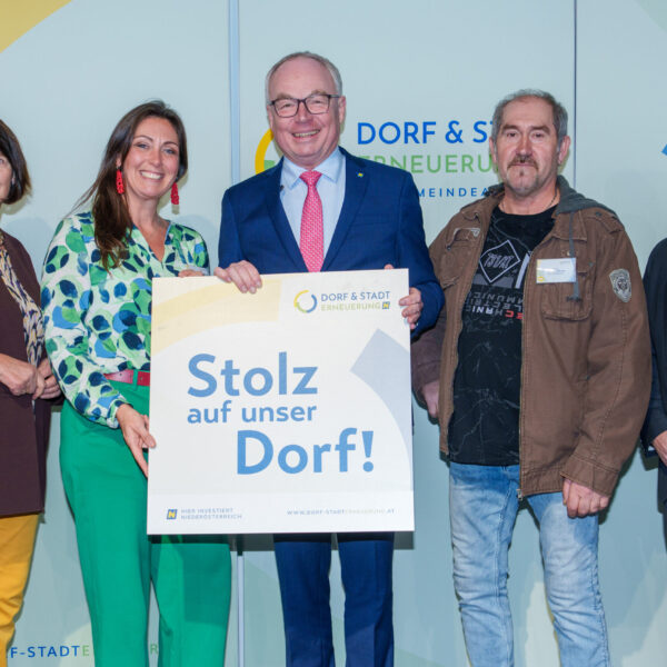 Die Vielfalt der Projekte, die Rahmen der Förderaktion "Stolz auf unser Dorf2 im Waldviertel umgesetzt wurde, zeigte sich in der großen Zahl an Vereinen, die ihre Plakette in Empfang nehmen durften.