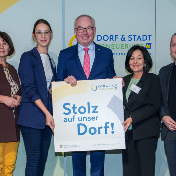 Die Vielfalt der Projekte, die Rahmen der Förderaktion "Stolz auf unser Dorf2 im Waldviertel umgesetzt wurde, zeigte sich in der großen Zahl an Vereinen, die ihre Plakette in Empfang nehmen durften.