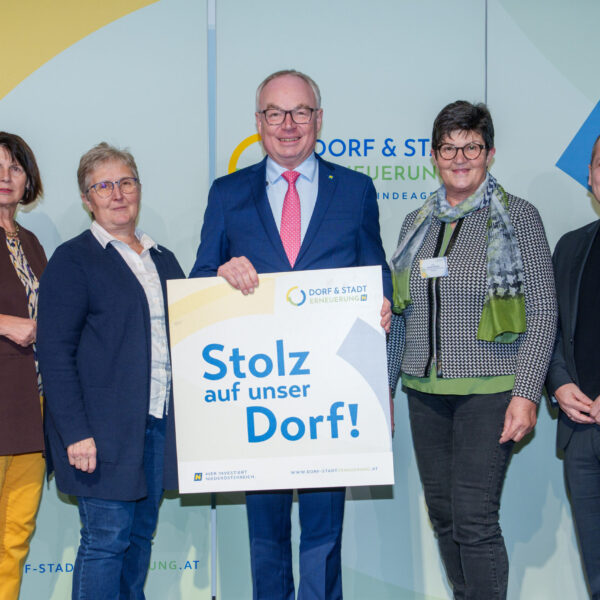 Die Vielfalt der Projekte, die Rahmen der Förderaktion "Stolz auf unser Dorf2 im Waldviertel umgesetzt wurde, zeigte sich in der großen Zahl an Vereinen, die ihre Plakette in Empfang nehmen durften.