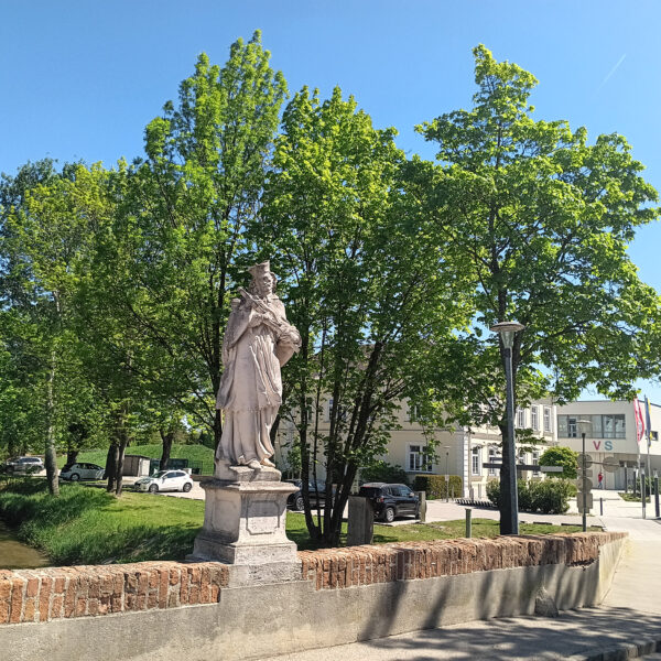 die historische Brücke in Achau