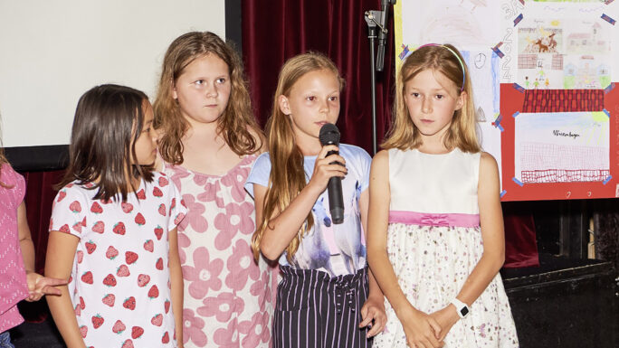 Kinder der volksschule Achau bei der Präsentation zu den Kinderdorfgesprächen