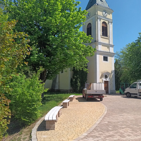 der neugestaltete Kirchenplatz in Achau
