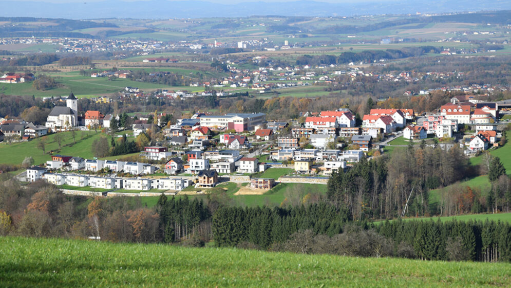 Blick vom Wachtberg aus auf das Ortszentrum Allhartsberg.