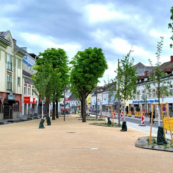 Der neue Hauptplatz in Amstetten steht für klimafitte Stadtplanung, ein ganzheitliches Regenwassermanagement, soziale Treffpunkte und einen nachhaltigen Umgang mit Ressourcen.