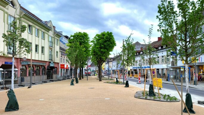 Der neue Hauptplatz in Amstetten steht für klimafitte Stadtplanung, ein ganzheitliches Regenwassermanagement, soziale Treffpunkte und einen nachhaltigen Umgang mit Ressourcen.