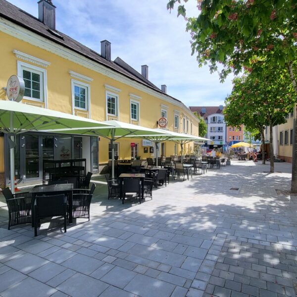 Der neue Hauptplatz in Amstetten steht für klimafitte Stadtplanung, ein ganzheitliches Regenwassermanagement, soziale Treffpunkte und einen nachhaltigen Umgang mit Ressourcen.