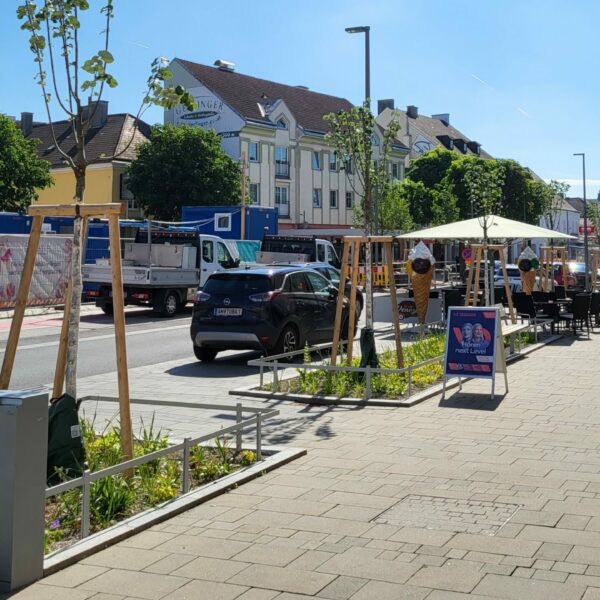 Der neue Hauptplatz in Amstetten steht für klimafitte Stadtplanung, ein ganzheitliches Regenwassermanagement, soziale Treffpunkte und einen nachhaltigen Umgang mit Ressourcen.