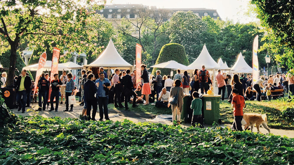 Jüngere und ältere Menschen feiern ein Fest in einem Park